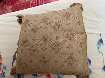 Groot Beige zitkussen beschikbaar voor biedingen