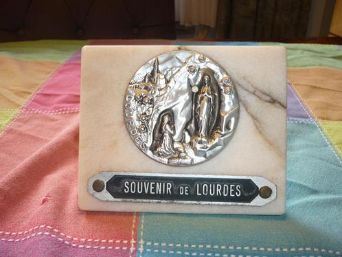 Mooi souvenir de Lourdes met een echte marmerplaat, Antiek en Kunst, Antiek | Religie, Ophalen of Verzenden