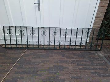 Mooi sierlijk ijzeren hekwerk / tuinhek beschikbaar voor biedingen