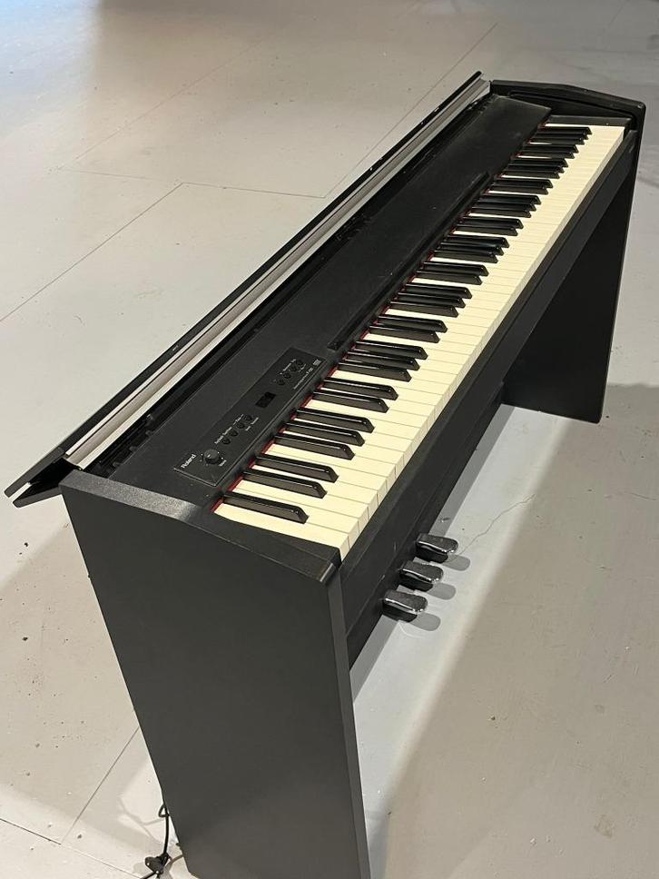 Piano Roland F-1205, Muziek en Instrumenten, Piano's, Zo goed als nieuw, Overige typen, Zwart, Ophalen