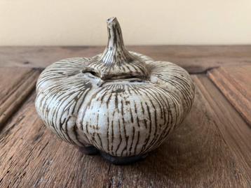 Handgemaakt keramieken dekselvaasje, pompoen, groen, 13 cm. beschikbaar voor biedingen