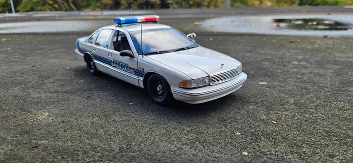 1:18 Chevrolet caprice Sebring Police UT Models, Hobby en Vrije tijd, Modelauto's | 1:18, Zo goed als nieuw, Auto, UT Models, Ophalen of Verzenden