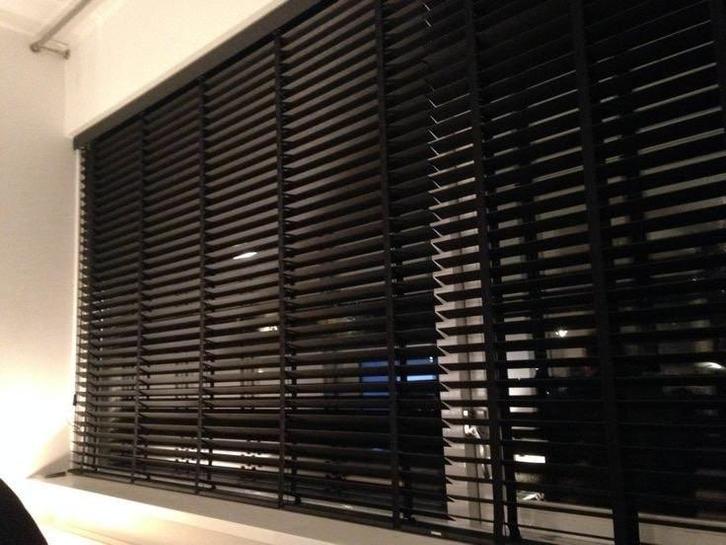 Zwarte Houten Jaloezieën, Huis en Inrichting, Stoffering | Gordijnen en Lamellen, Zo goed als nieuw, 100 tot 150 cm, Zwart, Ophalen