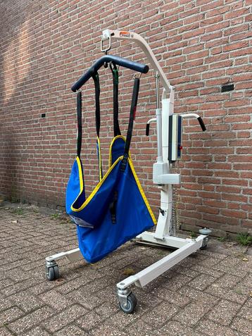 Elektrisk lift voor patiëntoverdracht beschikbaar voor biedingen