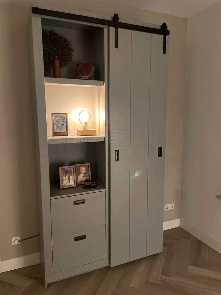 VT Wonen Barn Kast - Grijs / grijze schuifdeurkast, Huis en Inrichting, Kasten | Kledingkasten, Zo goed als nieuw, 150 tot 200 cm