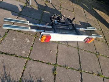Fietsen drager aan de auto beschikbaar voor biedingen