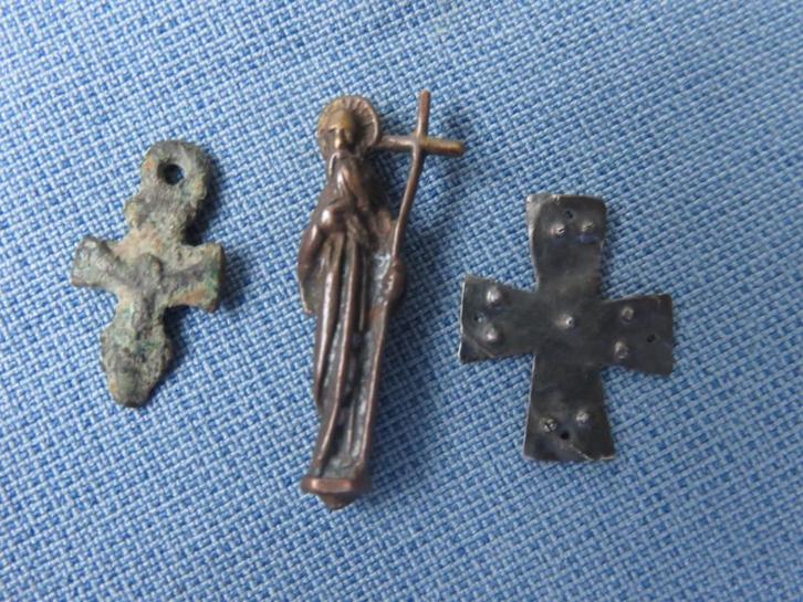 Middeleeuwen - kruisjes en beeldje in brons - bodemvondsten, Antiek en Kunst, Antiek | Religie, Ophalen of Verzenden