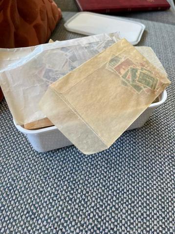 Bakje vol postzegels van de hele wereld. Oud en nieuw. beschikbaar voor biedingen