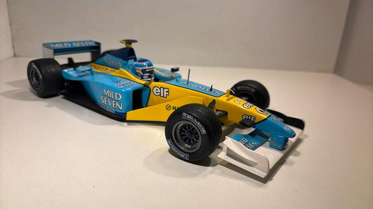 F1 Renault team R202 trulli universal hobbies 1.18, Hobby en Vrije tijd, Modelauto's | 1:18, Zo goed als nieuw, Overige merken