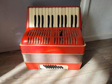 Oude accordeon, voor de verzamelaar of om op te knappen beschikbaar voor biedingen