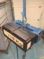 Elektrische kettingtakel Hebezone 250 kg, Ophalen, Zo goed als nieuw, Elektrisch