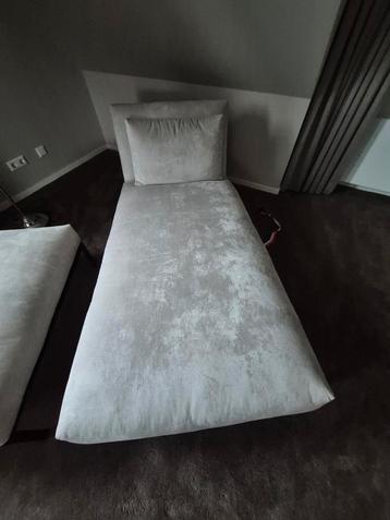 Chaisse lonque bank met hocker