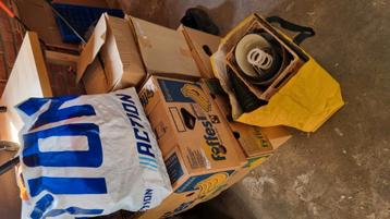 6 dozen en 2 boodschappentassen vol spullen voor rommelmarkt beschikbaar voor biedingen