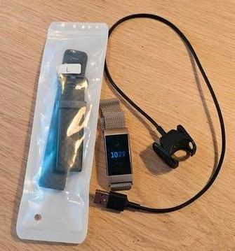 Fitbit Charge 3 met messing/bronze band beschikbaar voor biedingen