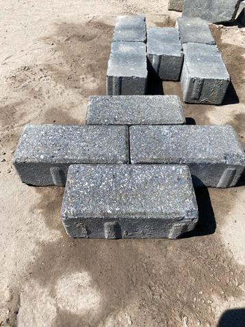 Betonklinkers antraciet beschikbaar voor biedingen
