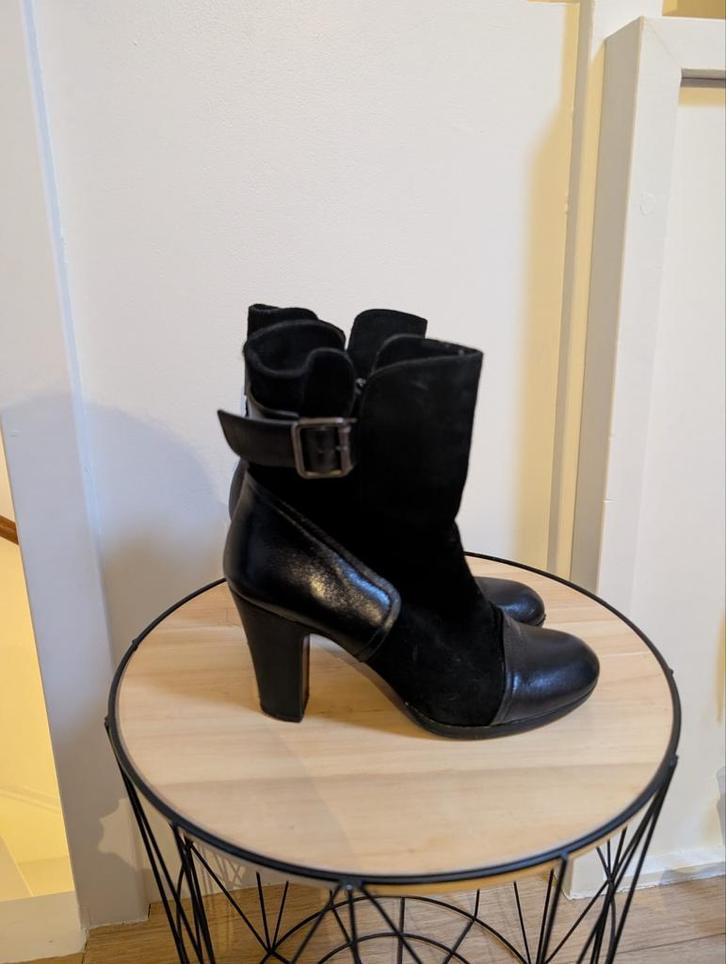 Chie Mihara Enkellaarsjes - Maat 38, Kleding | Dames, Schoenen, Zo goed als nieuw, Lage of Enkellaarzen, Zwart, Ophalen of Verzenden