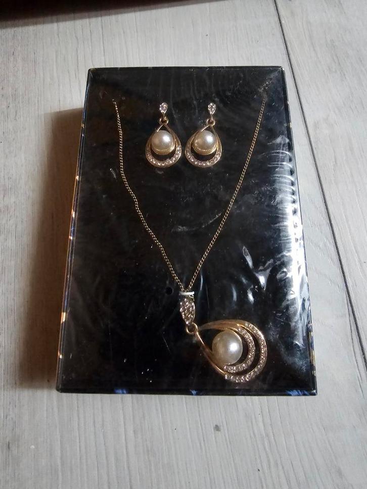 sieradenset met parels en strass, Sieraden, Tassen en Uiterlijk, Kettingen, Nieuw, Overige materialen, Goud, Met edelsteen, Met strass