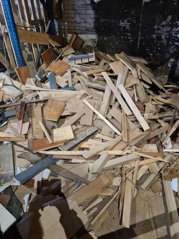 Gratis afval hout voor haard of kachel. beschikbaar voor biedingen