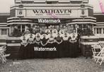 KLM Waalhaven Zeeuwse klederdracht met medewerkers, jaren 30, Ophalen of Verzenden, Kaart, Foto of Prent