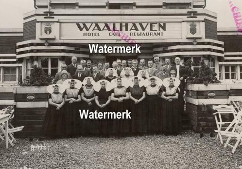 KLM Waalhaven Zeeuwse klederdracht met medewerkers, jaren 30, Verzamelen, Luchtvaart en Vliegtuigspotten, Kaart, Foto of Prent