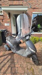 Piaggio ZIP 2018, incl 2 helmen & scooterhoes, Fietsen en Brommers, Scooters | Piaggio, Ophalen, Zo goed als nieuw, Zip