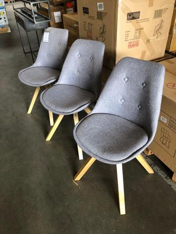 3 Grijze Stoffen Stoelen met Houten Poten - Nieuw beschikbaar voor biedingen