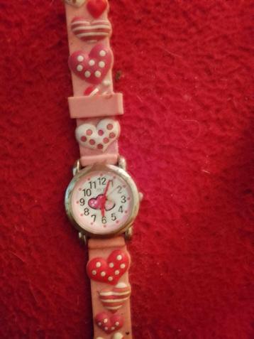 Leuk kinderhorloge met hartjes beschikbaar voor biedingen
