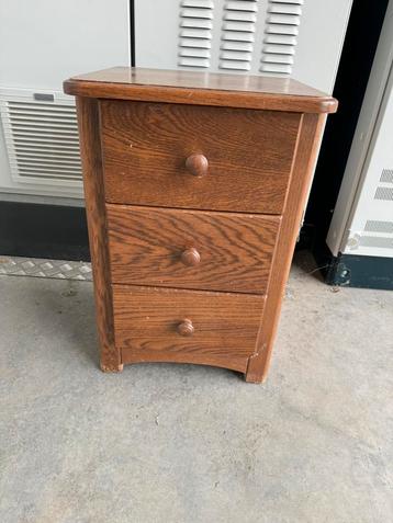 Eiken houten nacht kastje beschikbaar voor biedingen