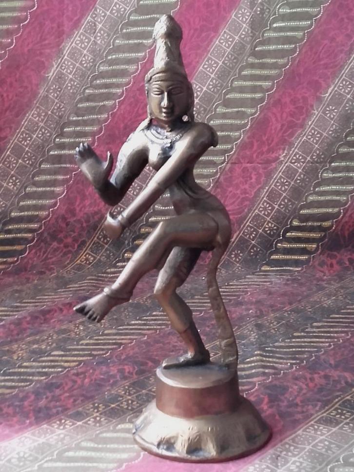 Mooi antiek Oosters brons beeld van dansende Devi 22,5 cm., Antiek en Kunst, Kunst | Niet-Westerse kunst, Ophalen of Verzenden