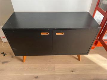 Zwarte retrokast - ideaal als dressoir of platenmeubelspeler beschikbaar voor biedingen