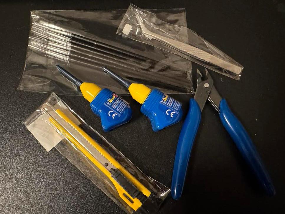 Modelbouw gereedschap, kwasten en Revell lijm, Ophalen of Verzenden, 1:50 tot 1:144