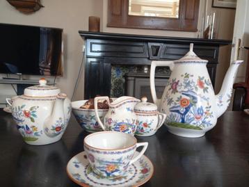 Servies en kaststel, geheel intact, bieden beschikbaar voor biedingen