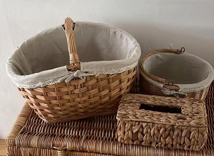 2 Boodschappenmanden met linnen en 1 tissuedoos van zeegras., Huis en Inrichting, Woonaccessoires | Schalen en Manden, Zo goed als nieuw