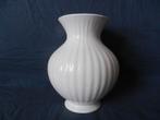 Geheel wit geglazuurde geribde vaas Velsen Sassenheim h 18,2, Antiek en Kunst, Ophalen of Verzenden
