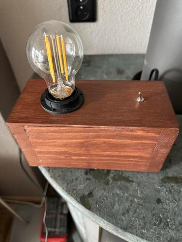 Houten handgemaakt lampje beschikbaar voor biedingen