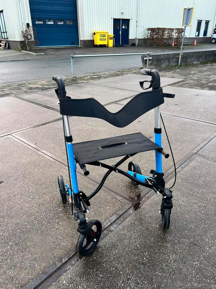 Lichtgewicht rollator blauw inklapbaar met remmen, Diversen, Rollators, Zo goed als nieuw, Lichtgewicht, Ophalen of Verzenden