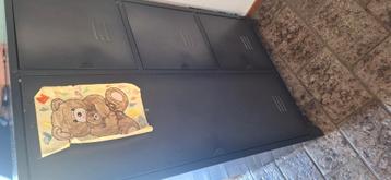 Te koop metalen kast 122,5 hoog  46 breed beschikbaar voor biedingen