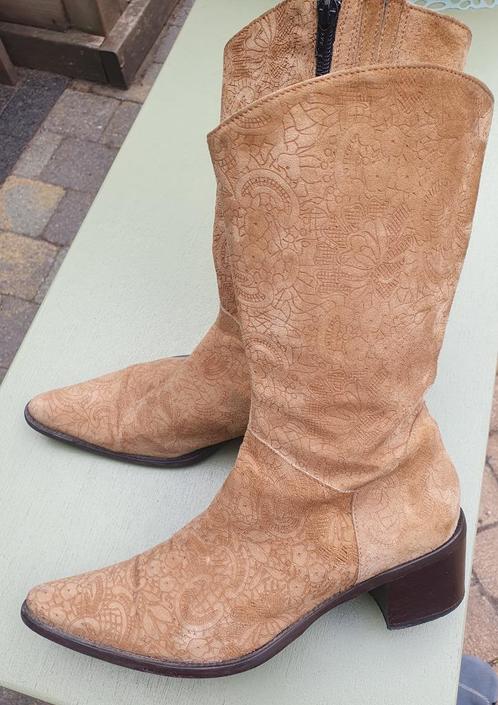 vintage. Italiaanse laarsen. Suède maat 39, Kleding | Dames, Schoenen, Zo goed als nieuw, Hoge laarzen, Beige, Ophalen of Verzenden