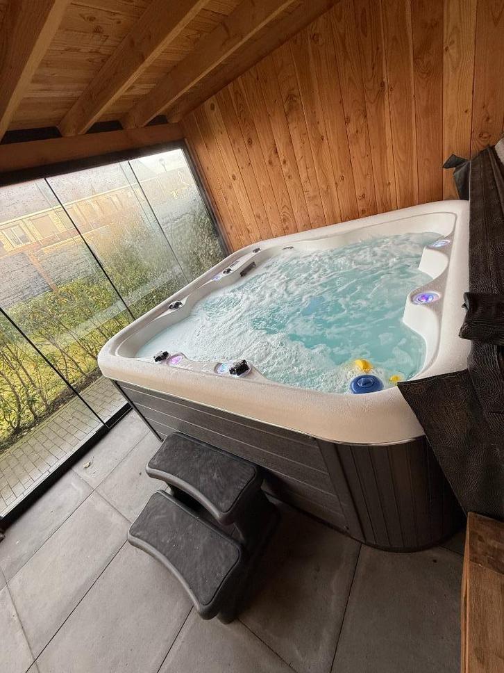 Topconditie - Grote luxe 6-persoons jacuzzi, Tuin en Terras, Bubbelbaden en Hottubs, Zo goed als nieuw, Vast, Afdekzeil, Filter
