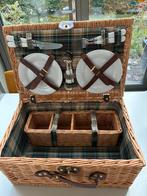 Picknickmand met bestek en borden rotan vintage nieuw, Hobby en Vrije tijd, Picknickmanden, Ophalen, Zo goed als nieuw
