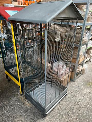 Mooie Plastic Vogel-Kooi (Groot) €35,00 Grijs beschikbaar voor biedingen