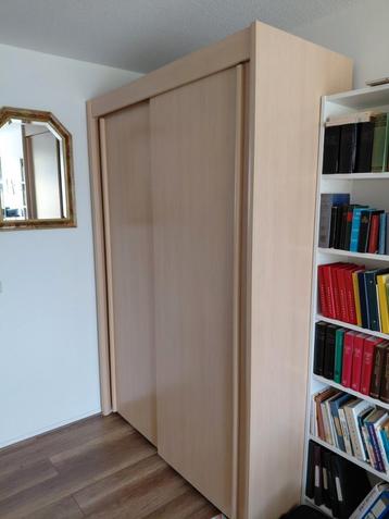 Grote Kledingkast met Schuifdeuren beschikbaar voor biedingen