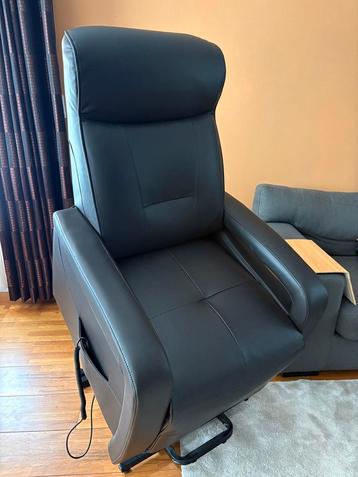 Zwarte relax- en sta-op stoel – comfortabel & betrouwbaar beschikbaar voor biedingen