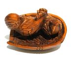 Boxwood Netsuke van een haan met hen in een korf Japan, Antiek en Kunst, Ophalen of Verzenden