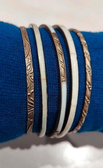 Vintage etnische armbanden messing en botten set 5 stuks beschikbaar voor biedingen