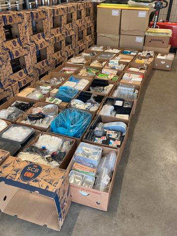 Te koop grote partij disposable wegwerp artikelen 35 dozen beschikbaar voor biedingen