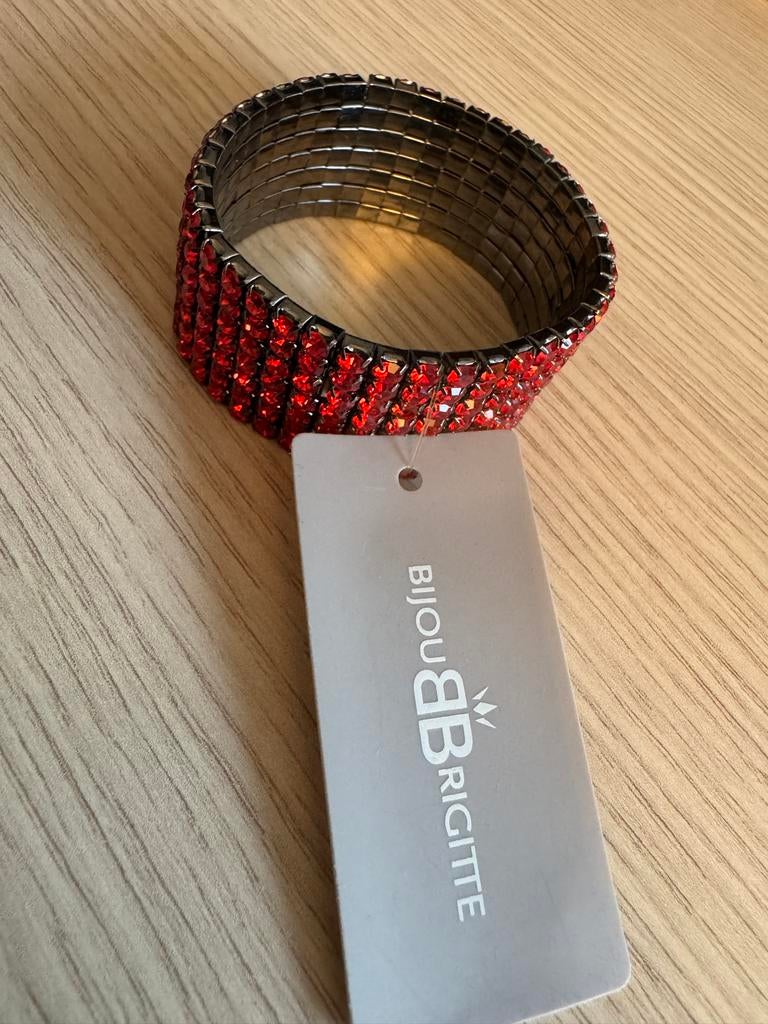 Bijou Brigitte Armband met Rode Strass - Nieuw!, Sieraden, Tassen en Uiterlijk, Nieuw, Ophalen of Verzenden, Elastiek, Rood