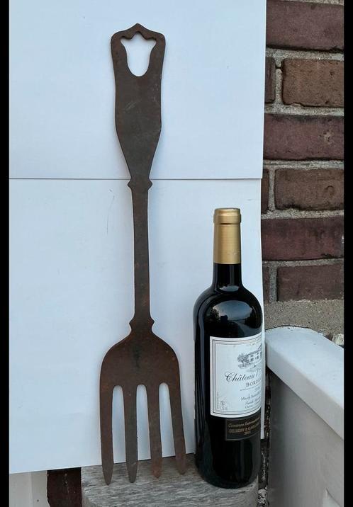 Hele grote zware metalen vork. Decoratie. Is roestig. 51 cm., Antiek en Kunst, Curiosa en Brocante, Ophalen of Verzenden