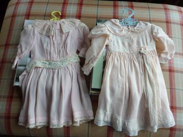 2 Antieke poppenjurkjes in de kleur oud-rose. beschikbaar voor biedingen