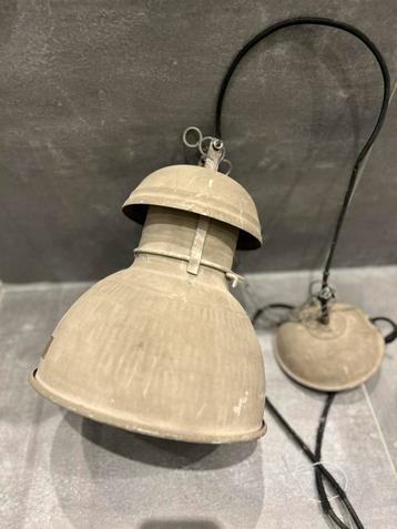 Twee mooie industriele lampen (groen/ grijs) beschikbaar voor biedingen